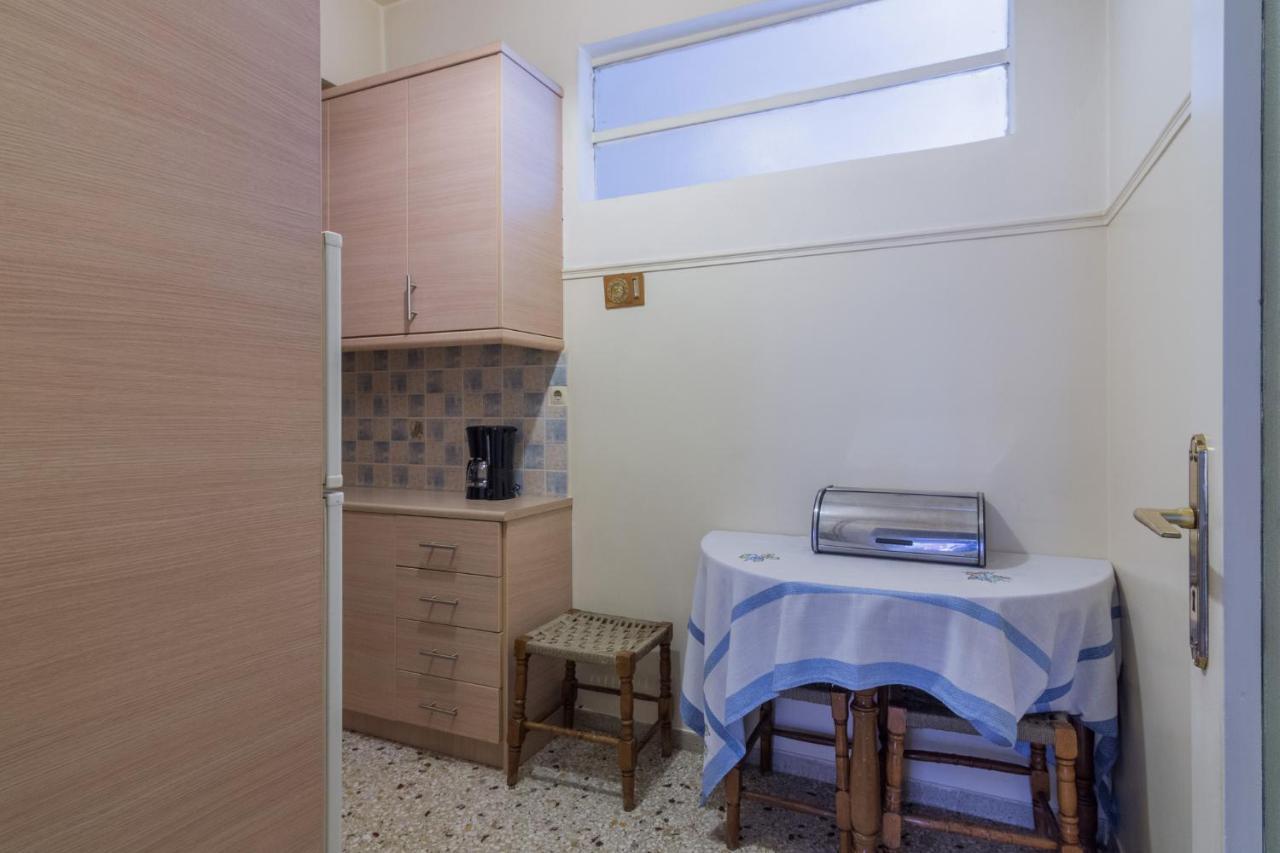 Sunny Apartment For 4 Ppl In Kerameikos Atenas Exterior foto